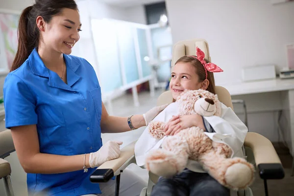 Niños en clínica dental. Niña visitando dentista  . — Foto de Stock