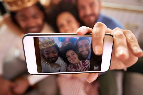 Vrienden nemen selfie — Stockfoto