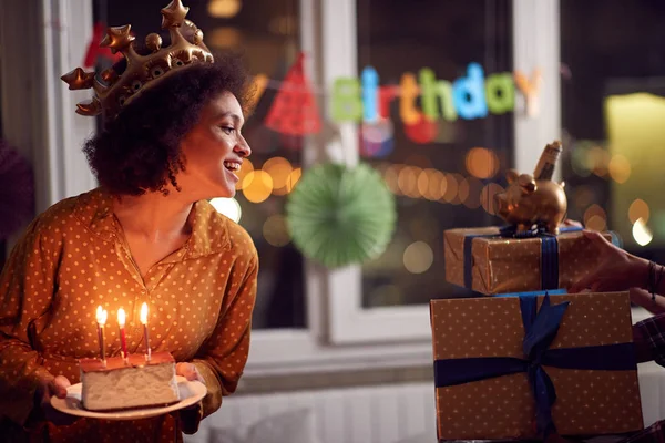 Celebrando el cumpleaños. chicas sosteniendo pastel de cumpleaños con velas —  Fotos de Stock