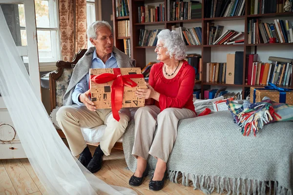 Senior familj njuter på julafton — Stockfoto