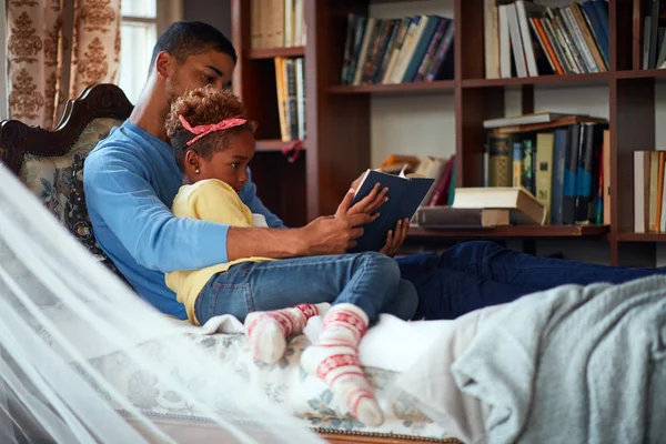 快乐的父亲和女儿在一起过圣诞节 爸爸在看童话故事 — 图库照片