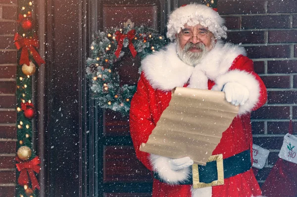 Babbo Natale controlla la sua lista desideri speciali — Foto Stock