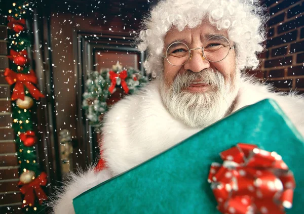 Santa Claus s dárkem — Stock fotografie