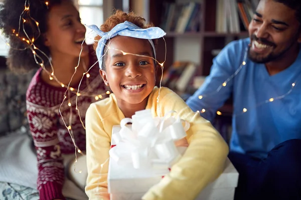 Familie genießt im Winterurlaub. Lächelndes Mädchen feiert Weihnachten — Stockfoto