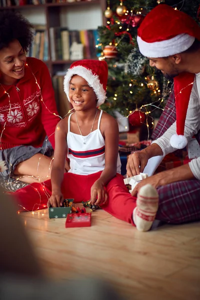 Szórakoztató és vidám karácsony. Afrikai család ünneplik karácsonyi ünnep — Stock Fotó