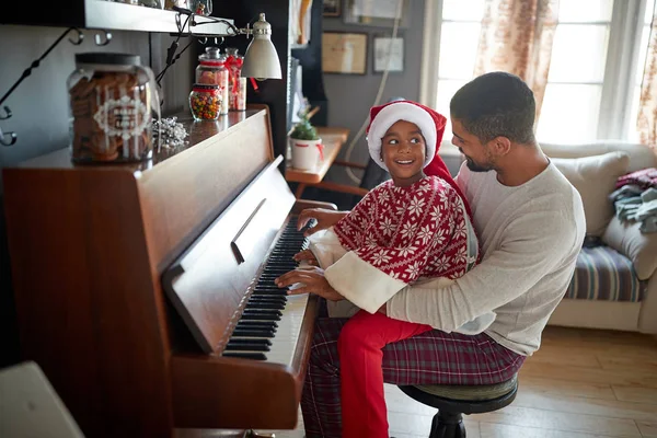 Happy African American Family on Christmas morning play  on pian — Stok Foto
