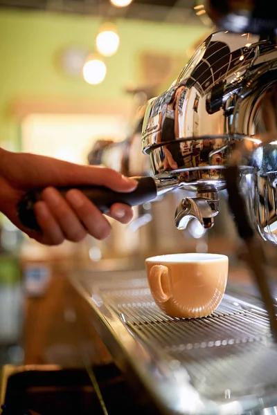 Női barista kávét főz egy kávéfőzővel. — Stock Fotó