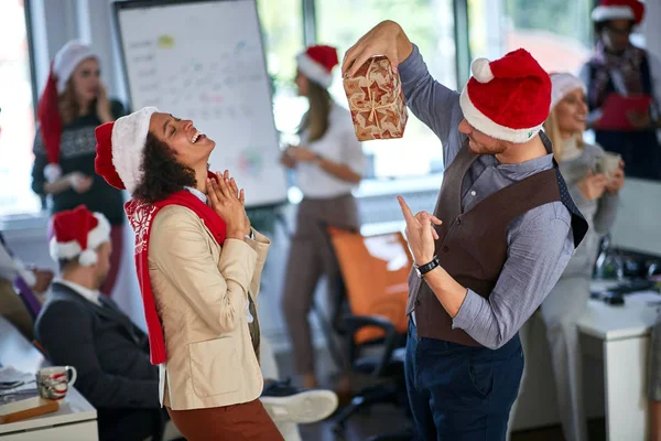 Festa degli amici d'affari a Natale in ufficio.Regalo di Natale . — Foto Stock