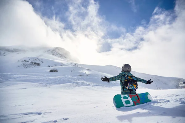 Happy Snowboarder on snowy day at winter mountains . — Stock Photo, Image