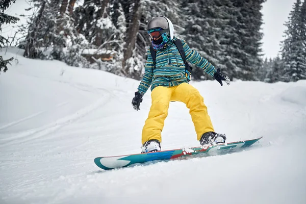 Snowboarderin beim Snowboarden in den Bergen. — Stockfoto
