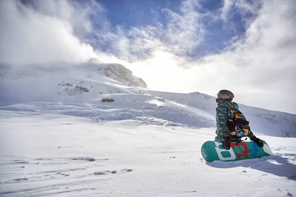 Snowboardos élvezi a téli vakáció a hegyekben. — Stock Fotó