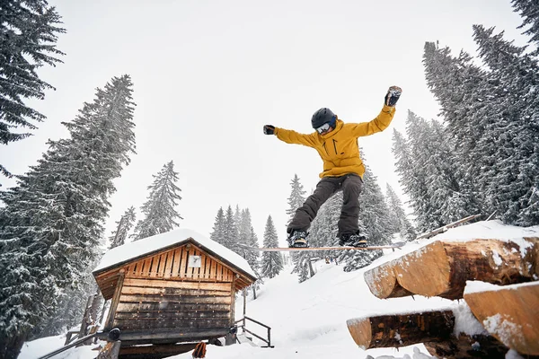 Kış sporu. Atlayan snowboardcu. — Stok fotoğraf
