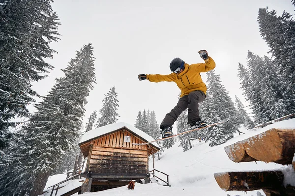 Snowboarder free rider springen van een helling — Stockfoto