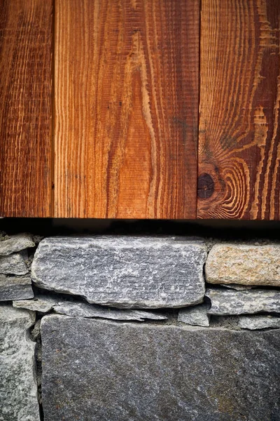 돌로 된 벽 과반 나무 널조각으로 된 벽 — 스톡 사진