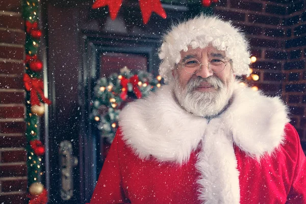 Santa Claus en la noche mágica de Navidad — Foto de Stock