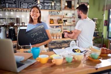 Kadın mutlu ve erkek kafeterya açmasına yardım ediyor.