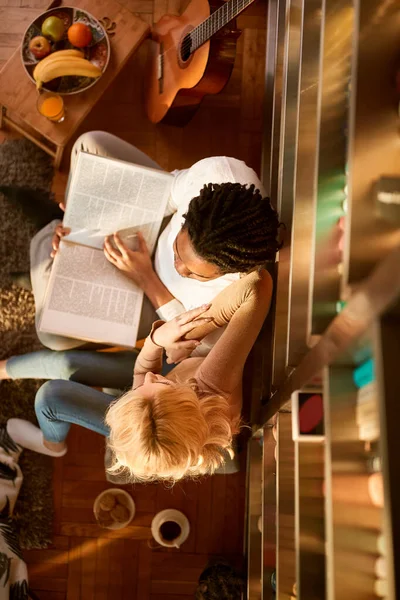 Vista dall'alto dell'uomo e della donna con libro in camera — Foto Stock