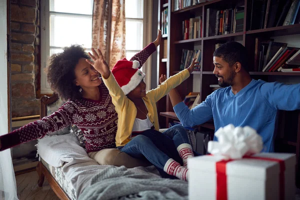 Familie genieten op wintervakantie.Gelukkig gezin vieren Kerstmis — Stockfoto