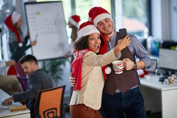 Erkek ve kadın Noel 'de ofis kutlamalarında selfie çekiyorlar.. — Stok fotoğraf