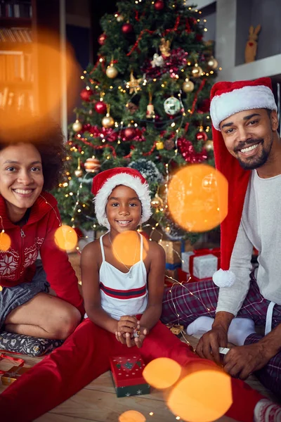 Счастливая Семья Детьми Зимнем Празднике Рождества — стоковое фото