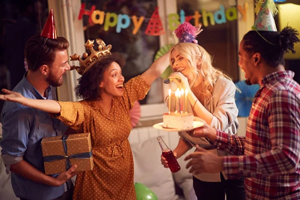 Jóvenes amigos divirtiéndose en la fiesta de cumpleaños y celebración en casa — Foto de Stock