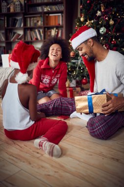 Mutlu Aile Noel ağacının önünde hediyelerimizi değiş tokuş ediyoruz.