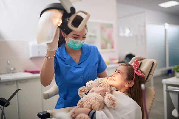 Criança pequena na estomatologia. Menina com dentista. Dentes de saúde conceito . — Fotografia de Stock