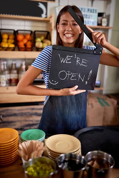 Öppna kaffe shop.woman öppna sin butik — Stockfoto