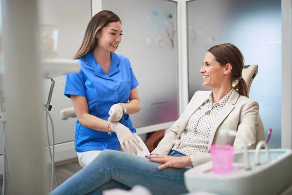 Controllo dei denti nello studio del dentista. Dentista esaminando denti donna — Foto Stock