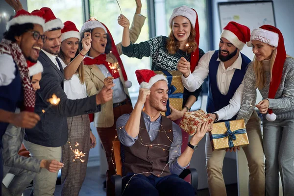 Menschen feiern Weihnachten gemeinsam bei der Arbeit. — Stockfoto