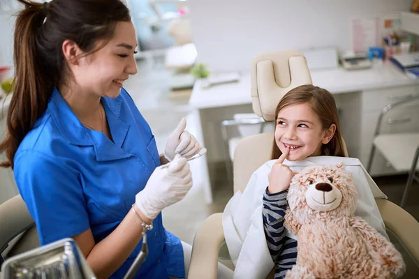Fogászati klinika. A kislány a fogorvosnál ül.. — Stock Fotó