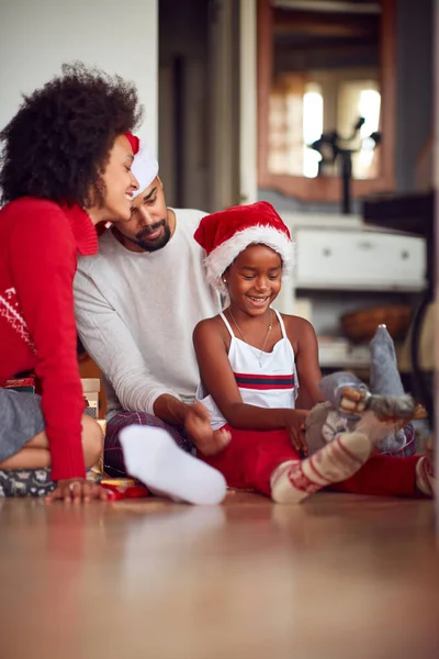 Afrikanische Familie feiert Weihnachten — Stockfoto