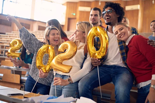 Felici studenti che festeggiano il nuovo anno 2020 insieme all'università — Foto Stock