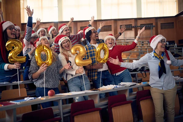 Estudantes felizes comemorando 2020 ano novo toghether na universidade — Fotografia de Stock