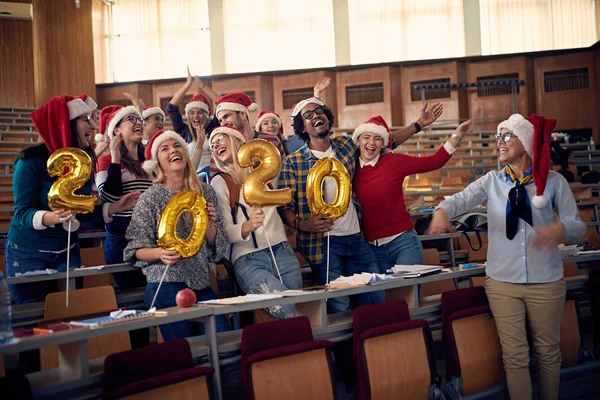 Glada studenter firar 2020 nytt år toghether på universitetet — Stockfoto
