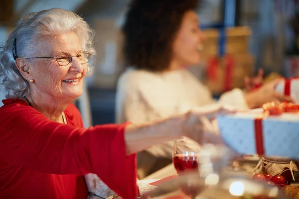 Senior kvinna får en julklapp — Stockfoto