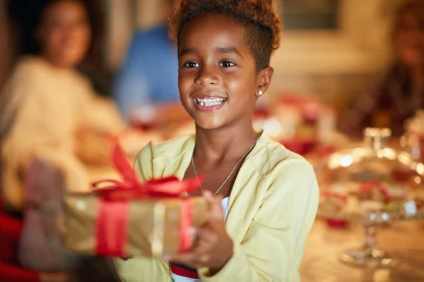 Joyeux enfant tenant et donnant un cadeau de Noël — Photo