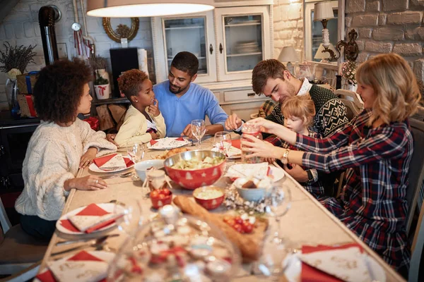 Buone famiglie che si godono la cena di Natale — Foto Stock