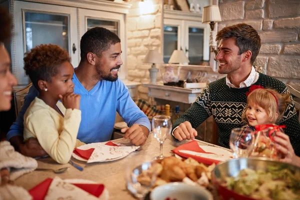 Рождественский ужин, воссоединение семьи, друзья — стоковое фото