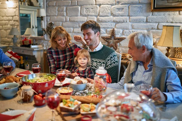 Família feliz desfrutando férias de Natal juntos — Fotografia de Stock