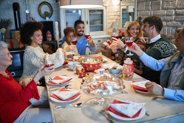 Happy families cheering for Christmas — Stock Photo, Image