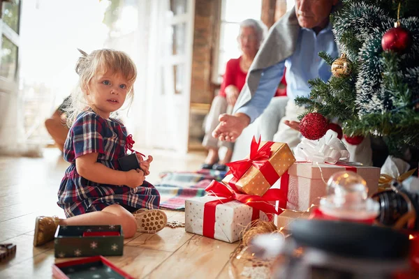 Aranyos kis szőke lány fogja a karácsonyi ajándékát — Stock Fotó