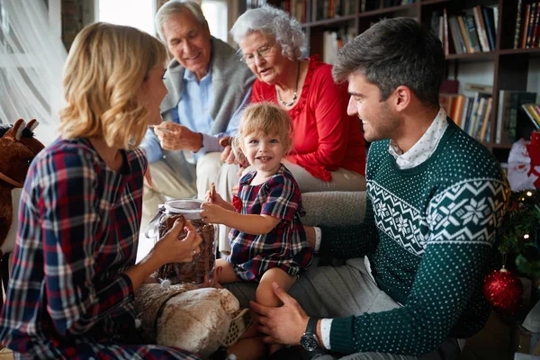 Familjeåterförening under julförmiddagen — Stockfoto