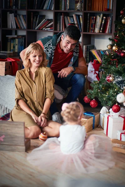 Familjen bredvid en julgran — Stockfoto