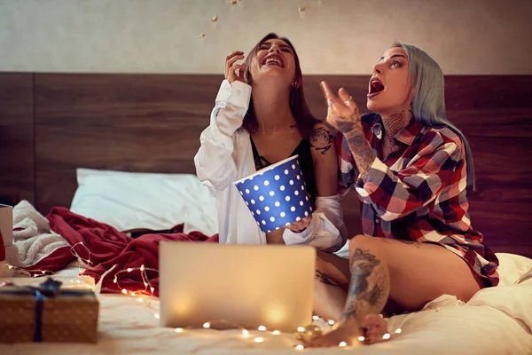 Mutlu çift Noel 'de eğleniyor ve dizüstü bilgisayardan film izliyor.. — Stok fotoğraf