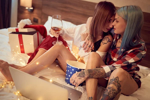 Tatuerade flickor förföriska unga kvinnor.Passionerat par hemma. — Stockfoto