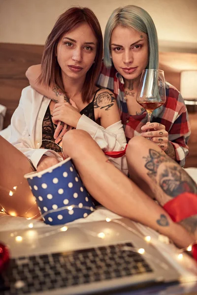 Porträt leidenschaftlicher Womens.happy Homosexuell Paar Spaß haben. — Stockfoto