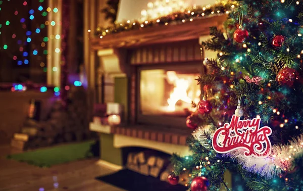 Decoração festiva de uma árvore de Natal e uma lareira no fundo — Fotografia de Stock