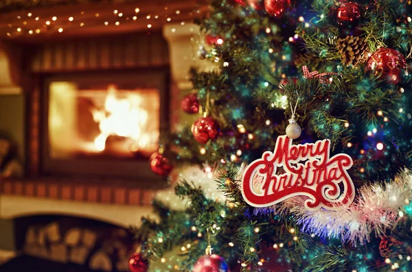 Árbol de Navidad decorado y en chimenea de fondo . —  Fotos de Stock