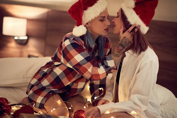 Two lesbians kissing on Christmas eve — Φωτογραφία Αρχείου